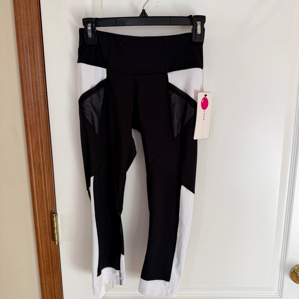 Yogalicious NWT Ladies XS White and Black Crop Leggings With Mesh Detail